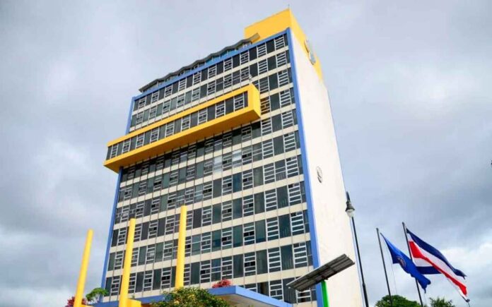 ccss-ratifica-aplicacion-de-salario Edificio principal de la Caja Costarricense de Seguro Social