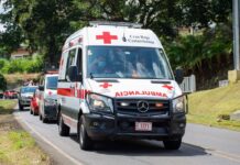 Buscan desaparecidos en San Ramón Ambulancia de la Cruz Roja circula por una carretera