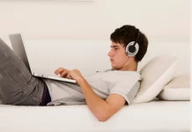 Costa Rica avanza con tecnología 5G Joven utiliza una computadora portátil con auriculares