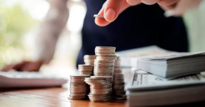 20220419090821.hacienda-4 Monedas apiladas junto a documentos financieros