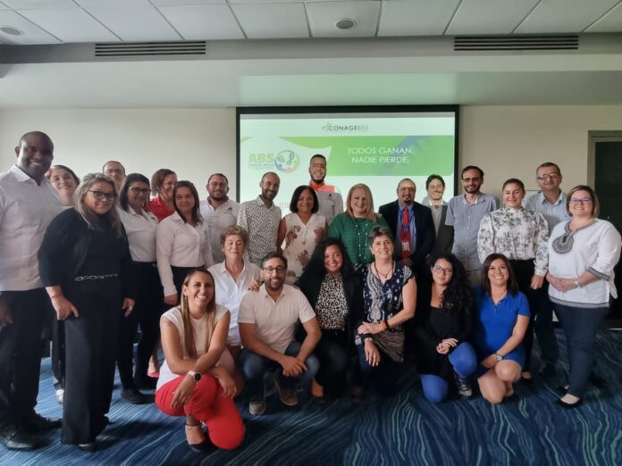 Grupo posa durante una actividad ambiental