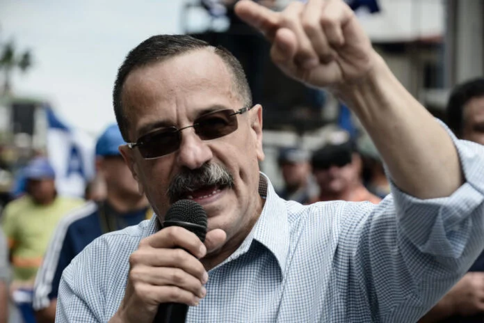 ALVINO VARGAS Hombre habla ante un micrófono durante una manifestación