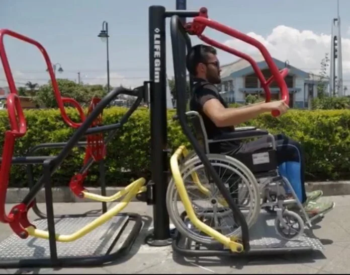 Bicicletas adaptadas estacionadas al aire libre