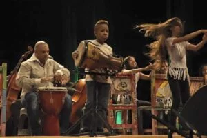 Presentación artística con músicos y bailarines