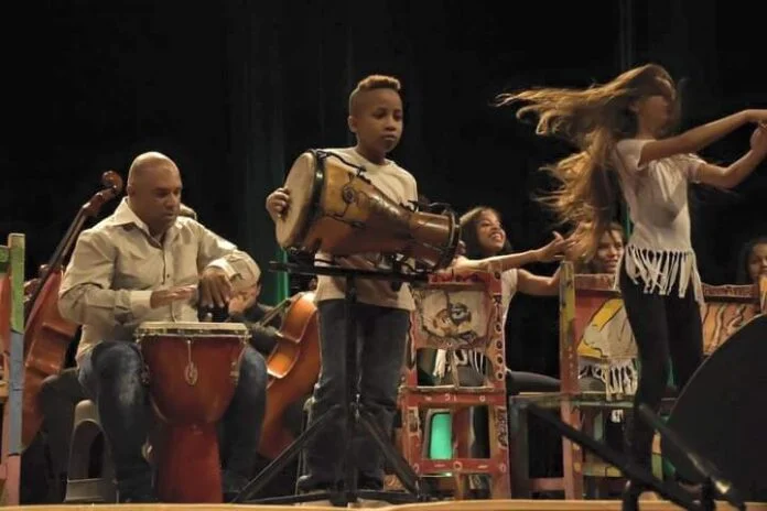 cubano Presentación artística con músicos y bailarines
