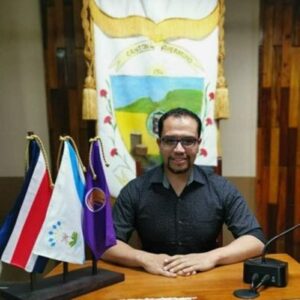 Hombre posa en una oficina institucional