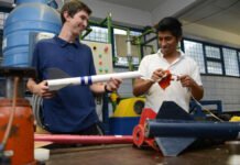 Universitarios trabajadores impulsan cambio académico Hombre trabaja con una pieza en un taller