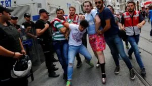 Policías intervienen durante una protesta en la vía pública
