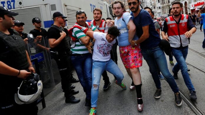 Policías intervienen durante una protesta en la vía pública