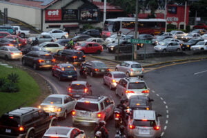 Congestión vehicular en una carretera urbana