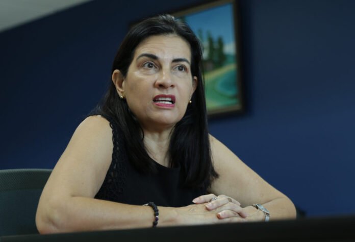 Mujer participa en una entrevista