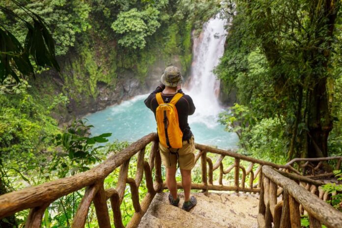 medio ambiente 2 Persona contempla una cascada en un área natural