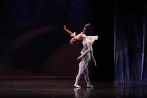 Presentación de danza sobre un escenario
