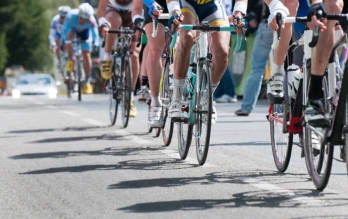 Grupo de ciclistas durante una competencia