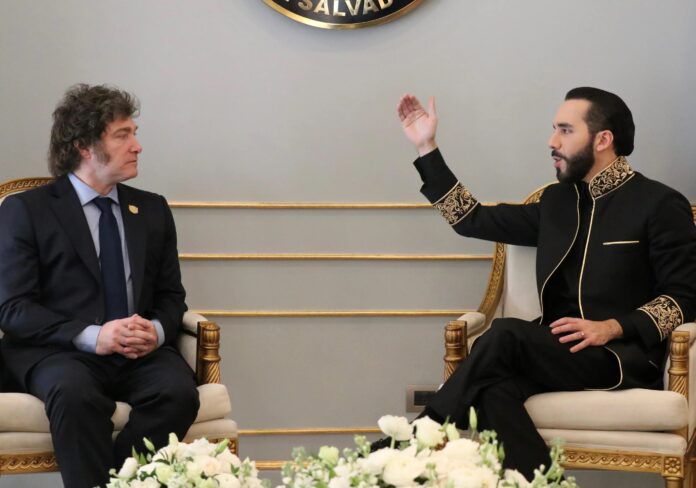 Argentina-Javier-Milei-Nayib-Bukele-en-El-Salvador Dos hombres conversan durante una reunión formal