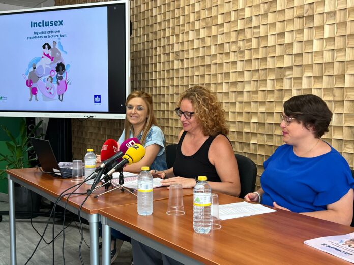 Panel de personas durante una conferencia de prensa