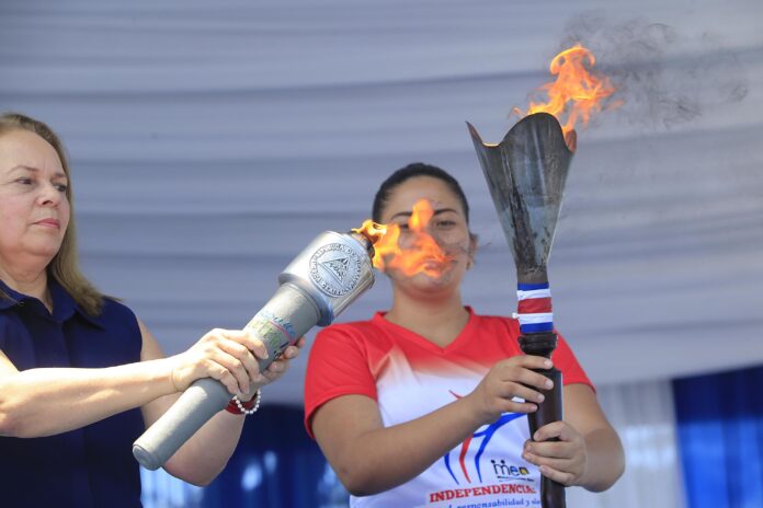 Mujer sostiene una antorcha encendida