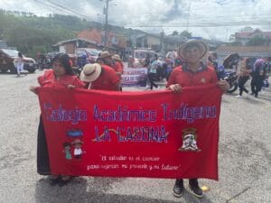 Marcha de una comunidad indígena