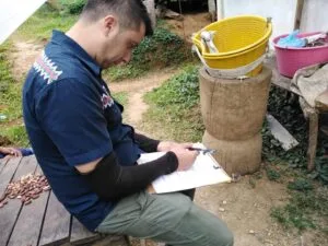 Funcionario realiza una inspección en campo