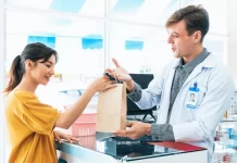 Pictogramas facilitan uso de medicamentos Profesional explica un medicamento a una paciente