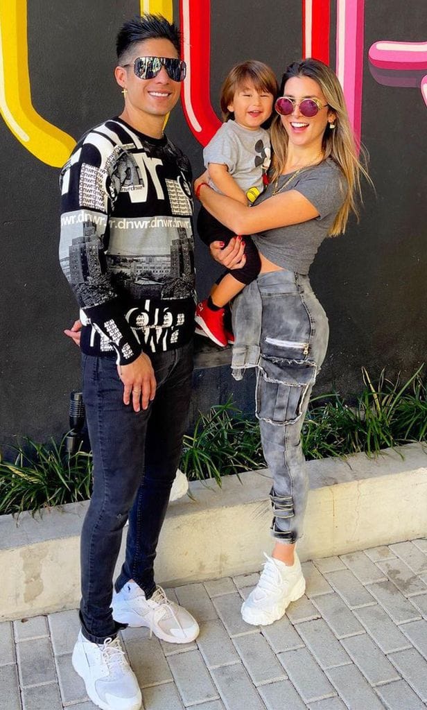 a88ccb95e5f0-chyno-miranda-su-esposa-y-su-hijo