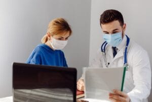 Profesionales de la salud revisan información en computadoras