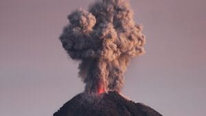 Persona observa una columna de humo