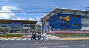 Diana Murillo Alpízar, jefa de la Oficina de Salud Ocupacional del Instituto Nacional de Aprendizaje (INA) en Costa Rica, ha implementado protocolos clave para garantizar la seguridad de funcionarios y estudiantes. Su enfoque integral abarca desde la prevención de riesgos hasta la respuesta ante emergencias, destacando en talleres y obras de construcción.