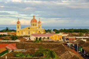 Vista de una iglesia y tejados de Granada, Nicaragua
