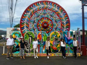 Mural colorido en un espacio público