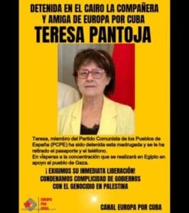 Teresa Pantoja, activista liberada en Egipto, sostiene símbolos de solidaridad con Gaza durante la Marcha Global a Gaza.