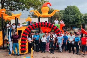 Familias celebran en la Avenida Bolívar tras la reinauguración de espacios recreativos en Managua. Inauguran espacios recreativos Managua, fin de semana cultural, gastronomía familiar.