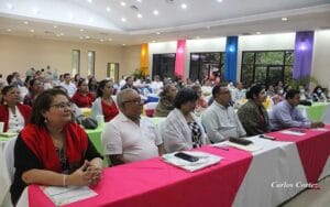 Participantes del congreso de medicina natural, ferias y actividades que promueven medicina natural, terapias complementarias, en un espacio público cultural del fin de semana.