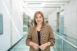 Idania Velásquez Luna, referente de narración audiovisual, transmitiendo esperanza desde el alma latinoamericana.