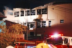 ¿Por qué fue tan mortal el incendio?Porque ocurrió en una estructura antigua sin sistemas básicos de seguridad, y muchos pacientes estaban en condiciones críticas y sin capacidad de evacuarse.