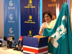 En el acto, Pilar Cisneros exhibe la bandera de Pueblo Soberano, símbolo del rodriguismo y la continuidad política.