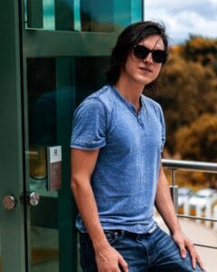 Daniel Cabezas es cantautor, flautista, ingeniero electrónico y gestor cultural costarricense.