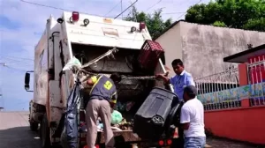 Funcionari@s municipales en acción durante la limpieza de la Romería 2025 Cartago, destacando la recolección de residuos y la coordinación de servicios — gracias Ayuntamiento, alcalde Mario Redondo.