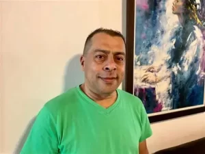 Enrique Sibaja supervisó la instalación del césped sintético en 2010, marcando el inicio de la modernización del Estadio Eladio Rosabal Cordero.