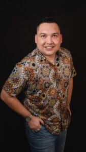 Julio Páez durante una presentación en vivo – identificado como un líder destacado en música cristiana y promotor de Expo Gospel, que fusiona fe, cultura y emprendimiento.