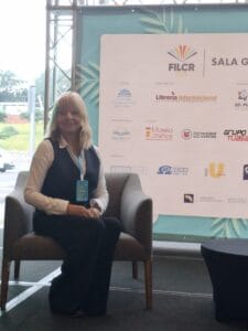 Marite Cornejo, escritora nacida en Lago Rappel, Chile, autora de “La Huella de Tu Amor”, “Vive Simple, Vive” y más; su infancia entre naturaleza y poesía influyó profundamente en su trayectoria literaria.