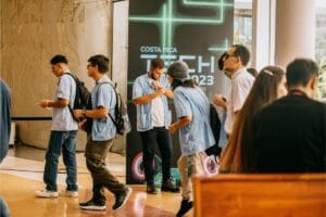 Asistentes a los Desayunos Empresariales PYMEs, de Kölbi en Costa Rica, recibiendo herramientas de digitalización y ciberseguridad.