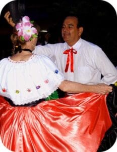 Integrantes del grupo "Al Son de la Vida" de la UCR, participando en una presentación de baile folclórico.