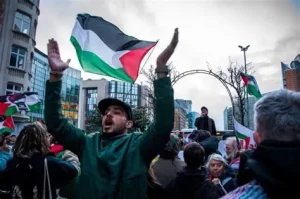 Manifestantes en Bruselas exigen un alto al fuego, justicia y cese del genocidio en Gaza, en plena demostración de solidaridad con Palestina.
