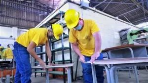 Reclusos realizando labores en una prisión de EE. UU., donde el trabajo forzoso persiste como una forma de esclavitud moderna.