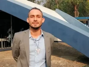 Ronny Castillo, candidato presidencial de Aquí Costa Rica Manda, propone finanzas regenerativas como eje central de su campaña.