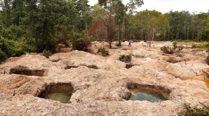 Zona rocosa con excavaciones y agua acumulada