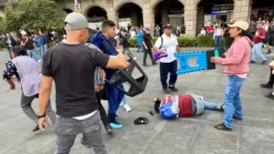 “Vendedores ambulantes y empleados del gobierno de la CDMX se enfrentaron en el Zócalo; el choque reabre el debate sobre el comercio informal.”