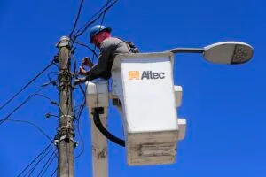 Trabajador repara una luminaria pública