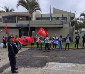 Simpatizantes socialistas se apostaron frente a la sede diplomática para resguardar la misma con mensajes antifascistas, coreando frases de izquierda que contrarrestaron el reclamo de los opositores cubanos en Costa Rica (Foto-Cortesia) 11 octubre 2025